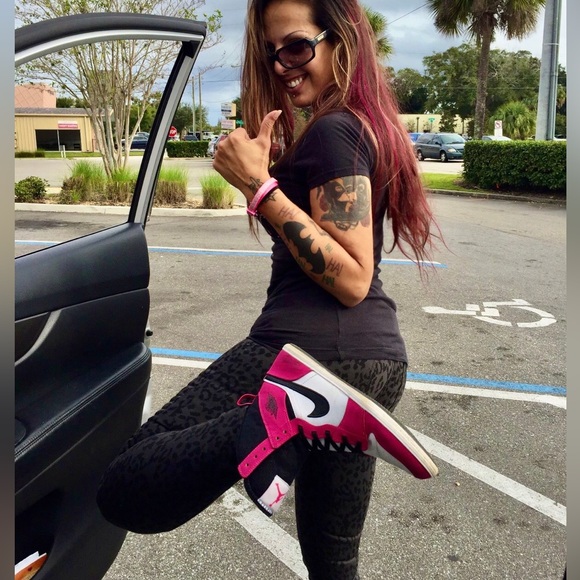 Meet your Posher, ❤️Esther Stella 💕😊
AKA 🐈‍⬛Catwoman🐈‍⬛ 🌙😻 - Picture 10 of 16